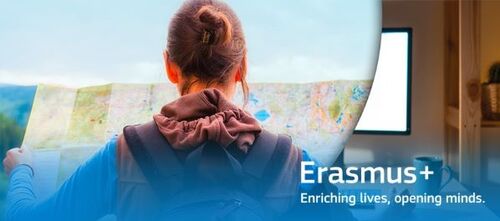 Werbebanner für Erasmus+ mit einer Person, die eine Landkarte anschaut