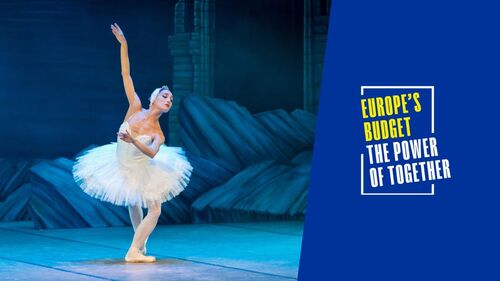 Eine Balletttänzerin in einem weißen Tutu auf einer Theaterbühne | Sabine Verheyen