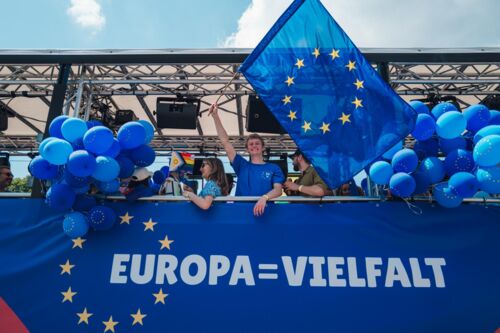 Ein blauer Festwagen mit dem weißen Schriftzug „EUROPA = VIELFALT“, geschmückt mit blauen EU-Ballons und einer wehenden EU-Flagge | Sabine Verheyen