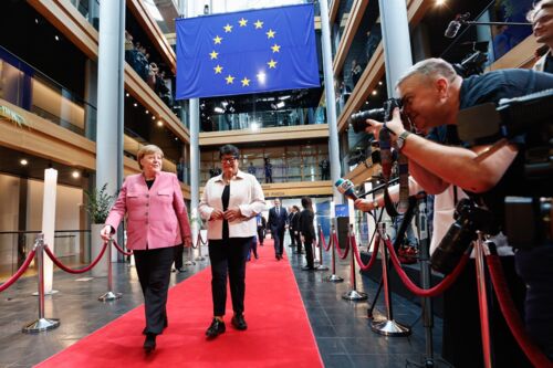 Die Erste Vizepräsidentin des Europäischen Parlaments, Sabine Verheyen (rechts), begleitet die ehemalige deutsche Bundeskanzlerin Angela Merkel (links) über einen roten Teppich im Foyer des Europäischen Parlaments