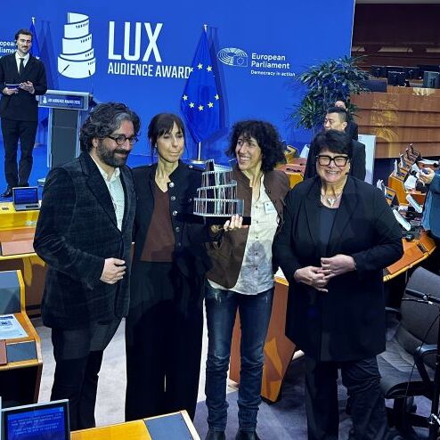 Sabine Verheyen und Regisseurin Eva Libertad bei der Verleihung des LUX-Publikumspreises 2026 für den Film „Sorda“ im Europäischen Parlament